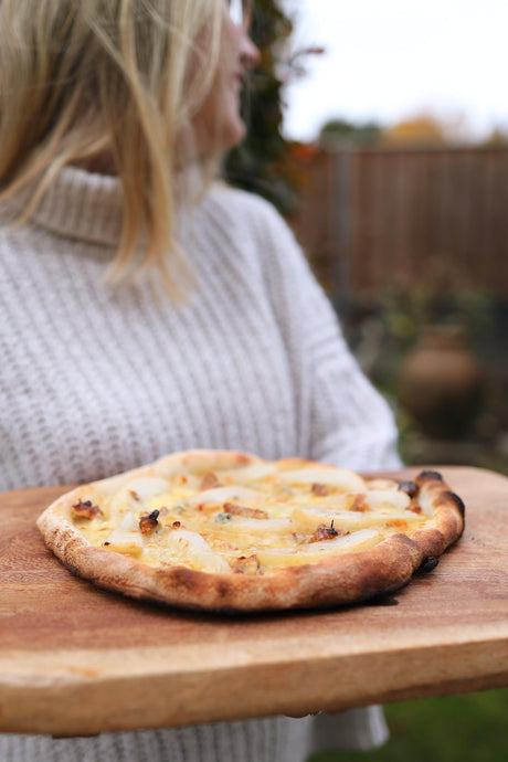 Pizza met peer, walnoten en zachte blauwaderkaas