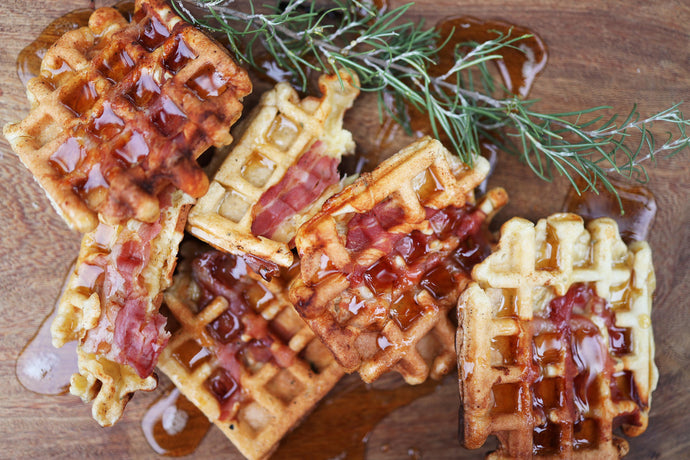 Hartige wafels met spek, rozemarijn en ahornsiroop